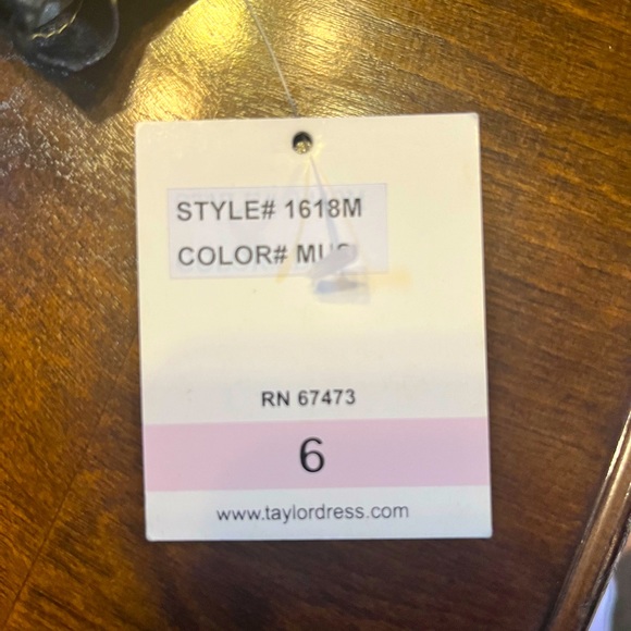 Taylor brand Dress - Picture 10 of 10